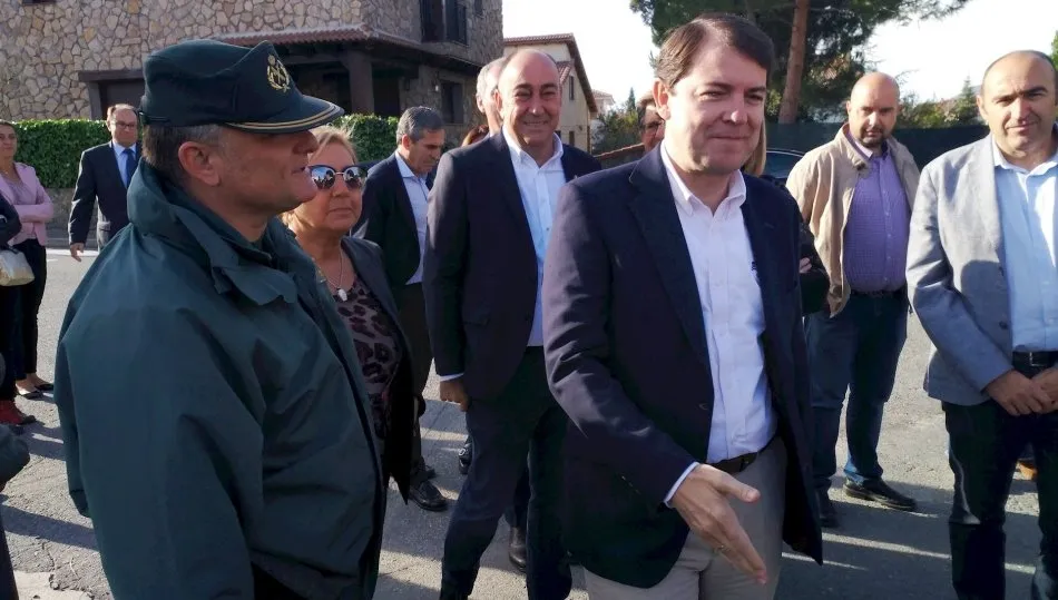 Alfonso Fernández Mañueco, presidente de la Junta durante la visita que ha realizado este miércoles a la guardería de la localidad segoviana de Otero de Herreros. Foto EP