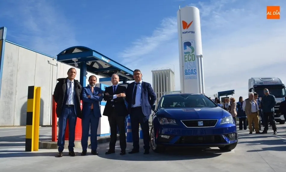 Autoridades y representantes de Naturgy y Beconsa inauguran la nueva gasinera. Fotos: Lydia González