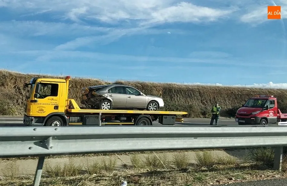 Un vehículo accidentado, en la grúa / Lydia González
