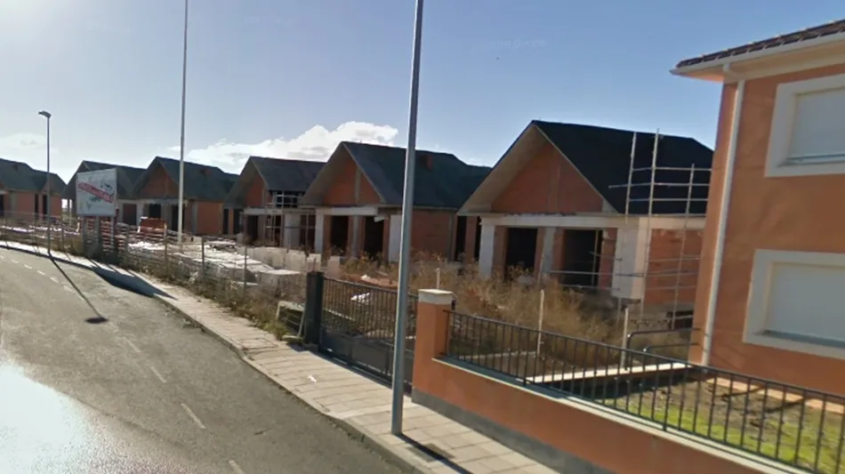 Imagen de las parcelas, y las viviendas en construcción, que han salido a subasta, en Carbajosa de la Sagrada