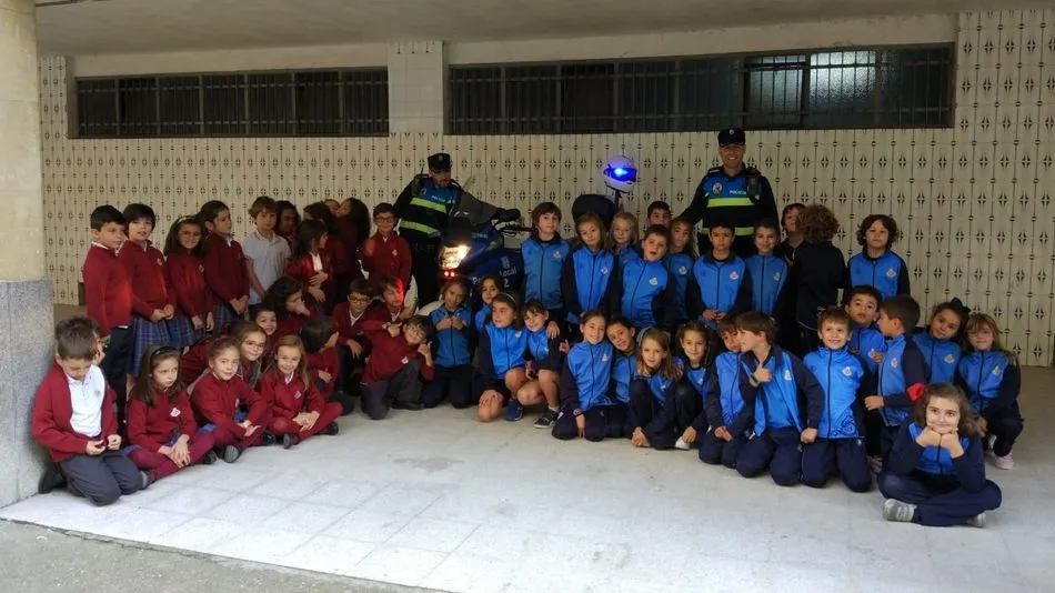 Policías locales han compartido una jornada con los alumnos del Colegio San Juan Bosco