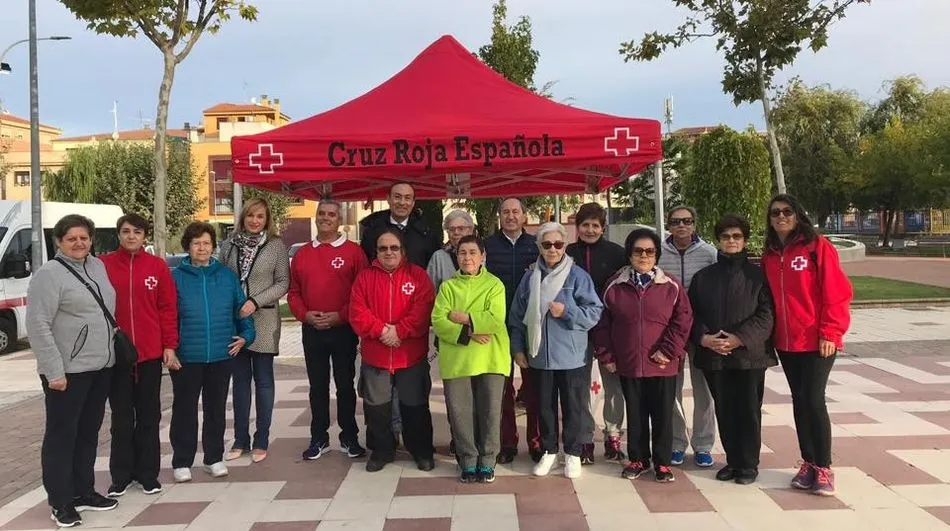 El alcalde y el presidente de Cruz Roja Salamanca, junto a los participantes en los Paseos Saludables