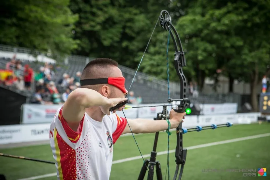 El arquero invidente Daniel Martín, en una competición
