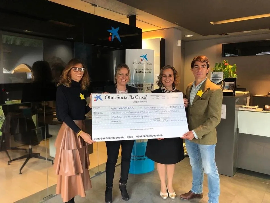 El torero entregó a la Asociación de Enfermedades Raras de Castilla y Léon (Aerscyl) un talón por valor de 20.185 euros