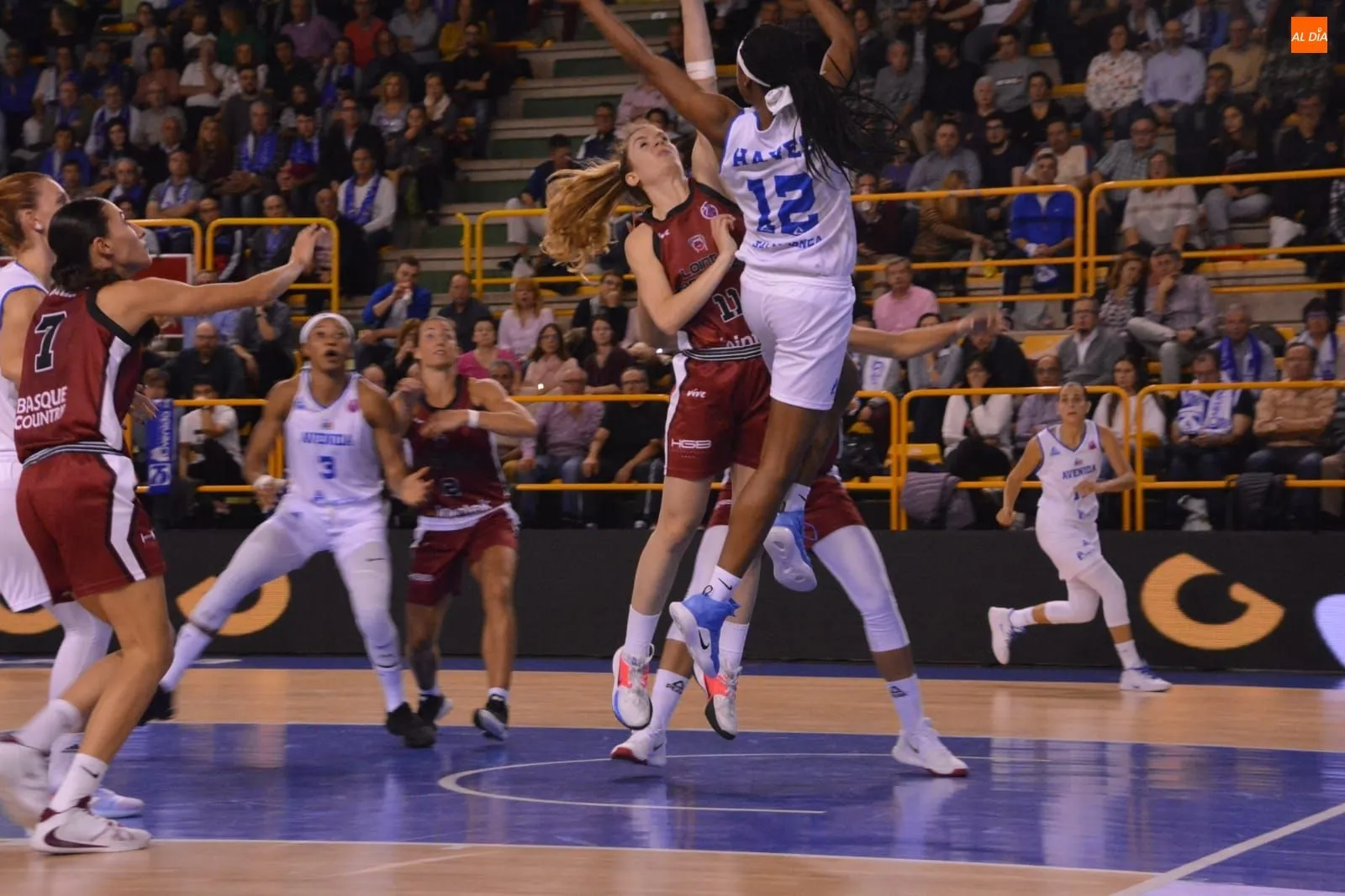 Hayes intenta taponar un tiro rival / Lydia González