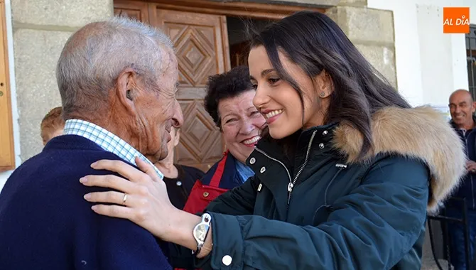 Inés Arrimadas realizaba una visita a Salmoral para reencontrarse con familiares y vecinos