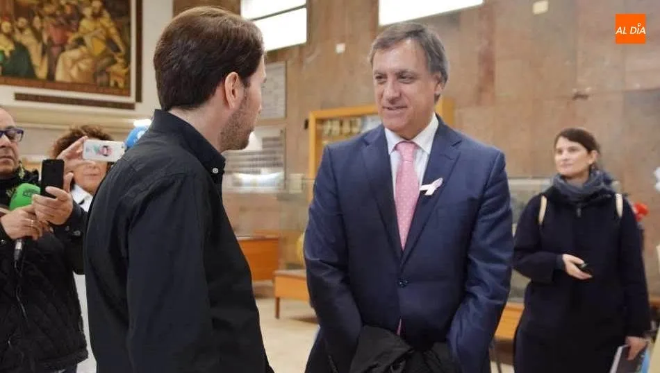 El alcalde charla con el joven investigador Pablo Jambrina. Foto: Lydia González