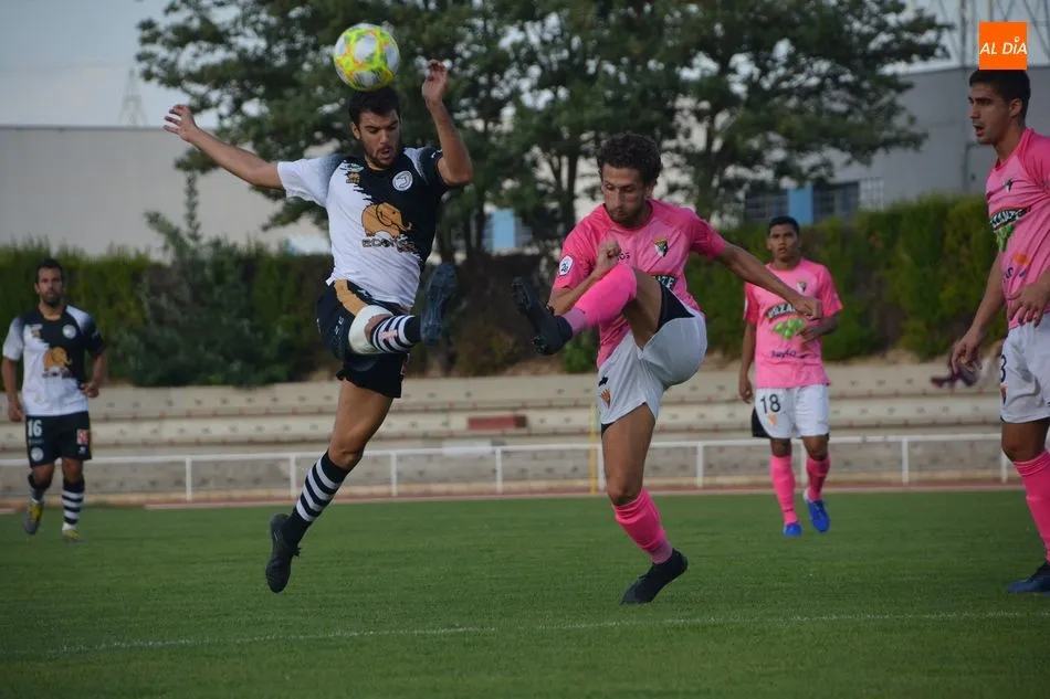 De la Nava pelea por un balón ante el Tudelano