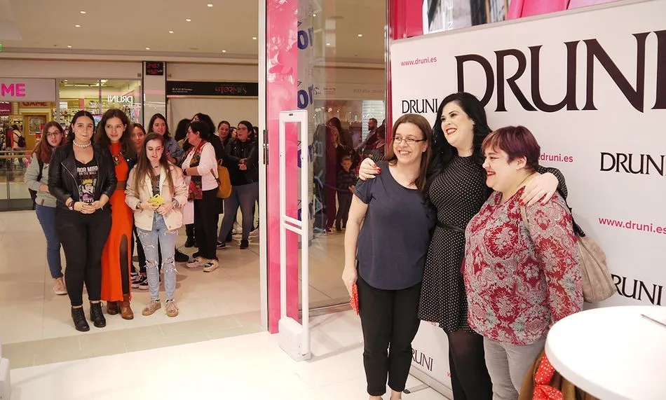 Dianina XL se ha fotografiado con sus seguidores en la nueva tienda Druni del CC El Tormes