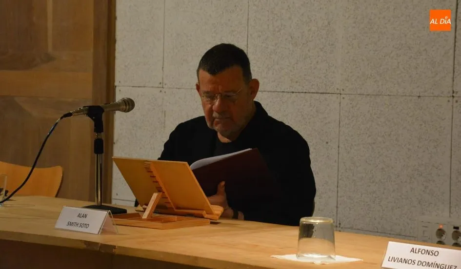 Lectura de poemas de Alan Smith. Foto: Lydia González