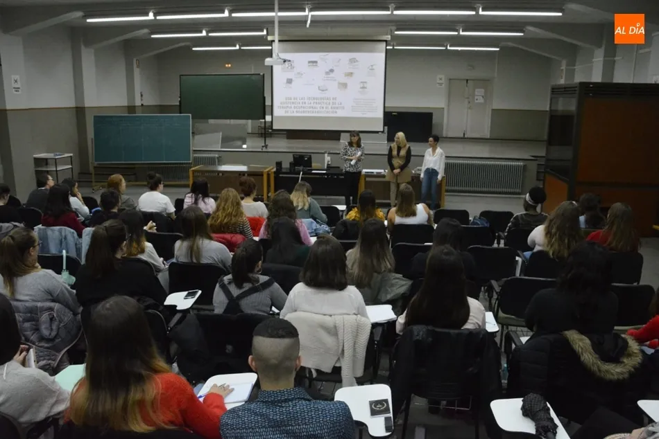 Asistentes a los actos con motivo del Día de la Terapia Ocupacional en la Facultad de Psicología