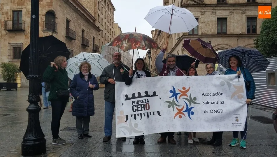 La Asociación Salmantina ONDG, en la plaza de los Bandos. Foto: Lydia González