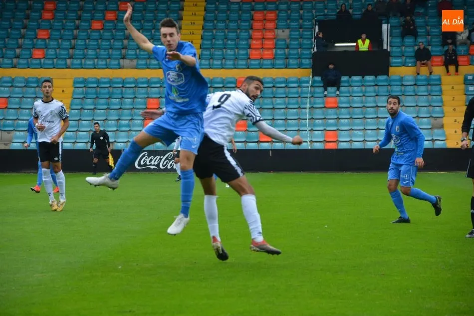 Vargas pelea un balón