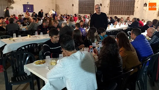 La I Comida de Hermandad de la Cofradía Jesús Nazareno reunía en su sede de ensayos a 200 personas