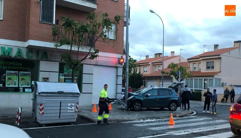 Atendido un menor tras chocar un turismo contra una farola en la calle Francisco Montejo