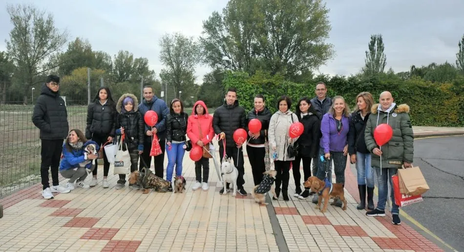 Participantes en las jornadas de concienciación sobre mascotas en la Isla del Soto