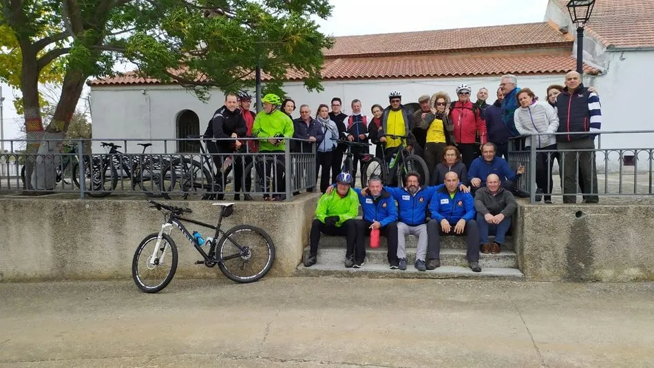 Participantes en la ruta organizada por la Asociación Virgen de Sacedón de Monterrubio de la Sierra