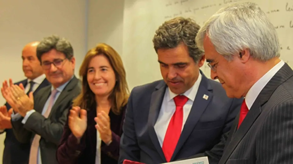 El profesor e investigador de la literatura portuguesa Carlos Reis recibiendo el galardón