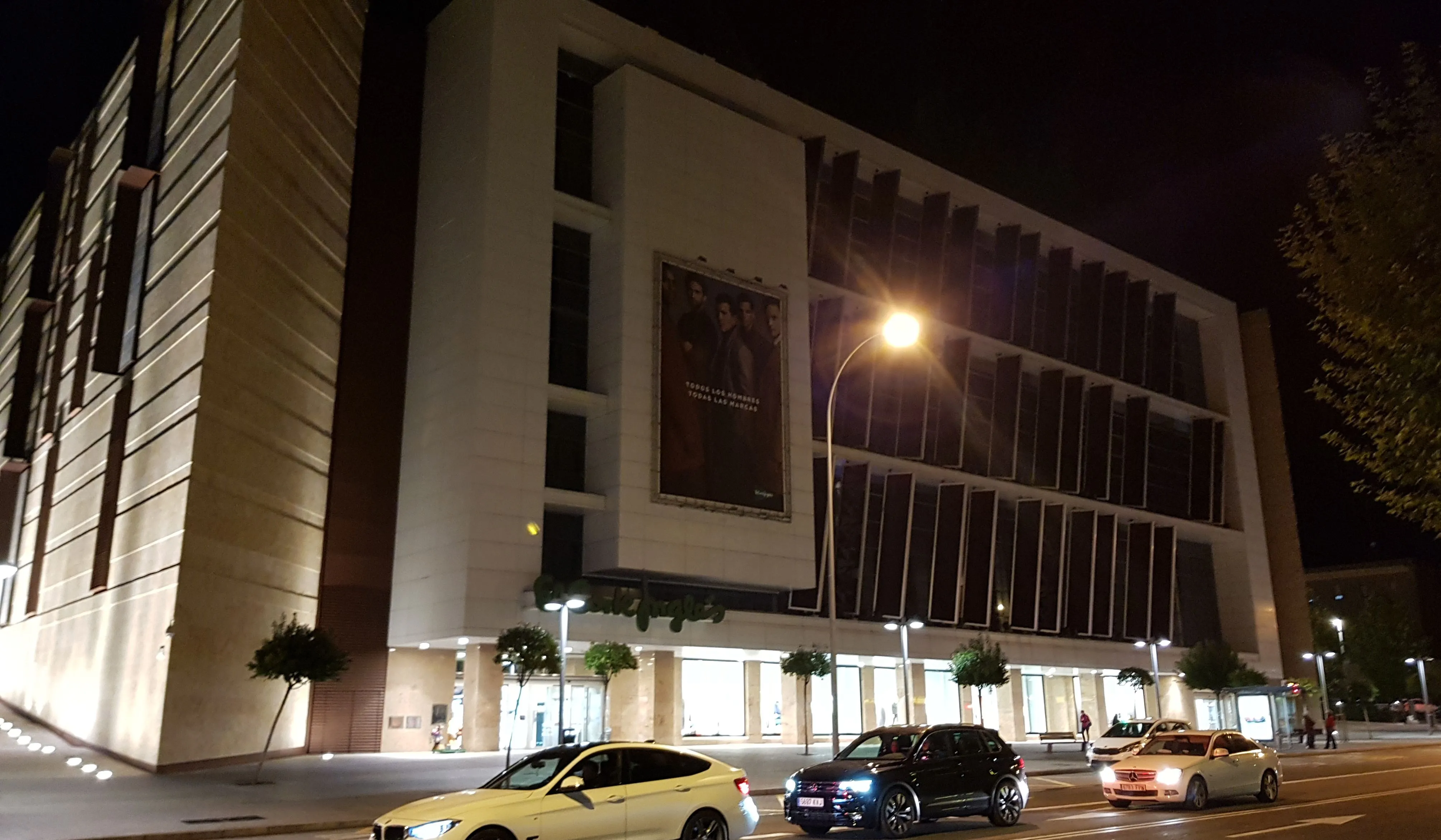 La fachada de El Cortes Inglés se ha apagado esta noche