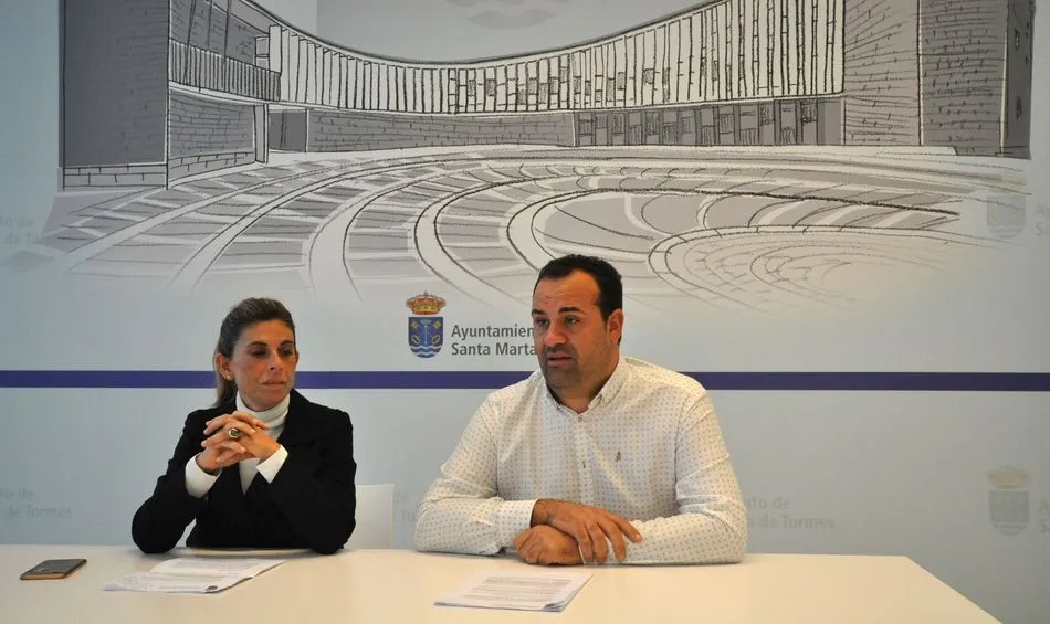 El alcalde de Santa Marta, David Mingo, y la concejala de Economía, Chabela de la Torre