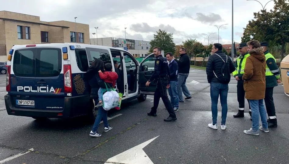 En esta misión solidaria los furgones de la Policía Nacional se llenaron de niños