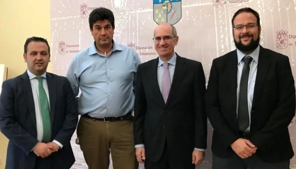 El presidente de la Diputación de Salamanca, Javier Iglesias, acompañado del diputado de Turismo y de los miembros de la Federación de Caza de Castilla y León en Salamanca