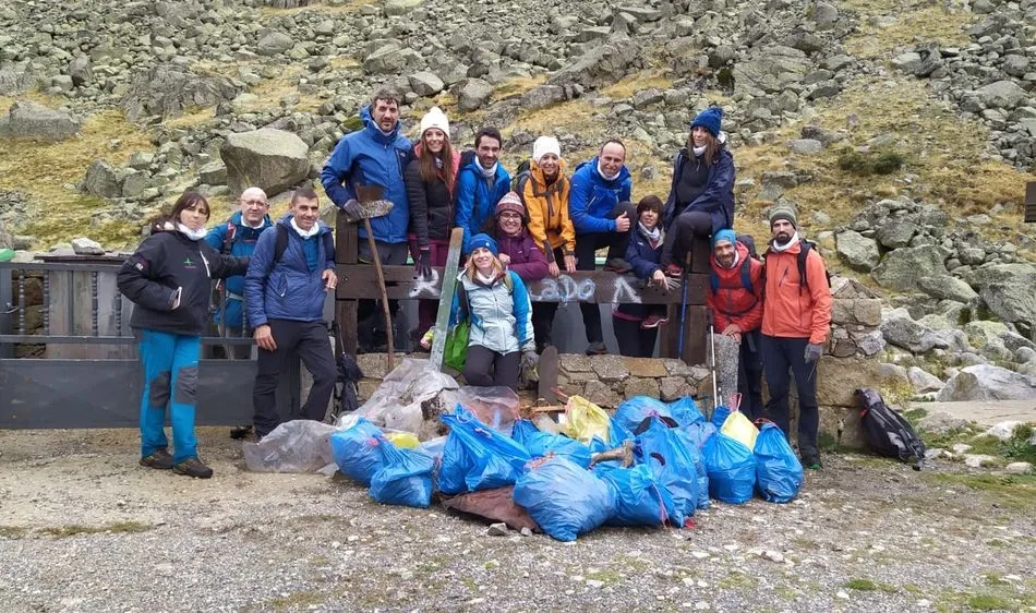 Una veintena de voluntarios ha recogido 30 kilos de basura en la séptima edición de Gredos Limpio