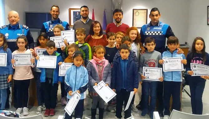 Los niños premiados en el concurso de dibujo recibían su premio en el Ayuntamiento