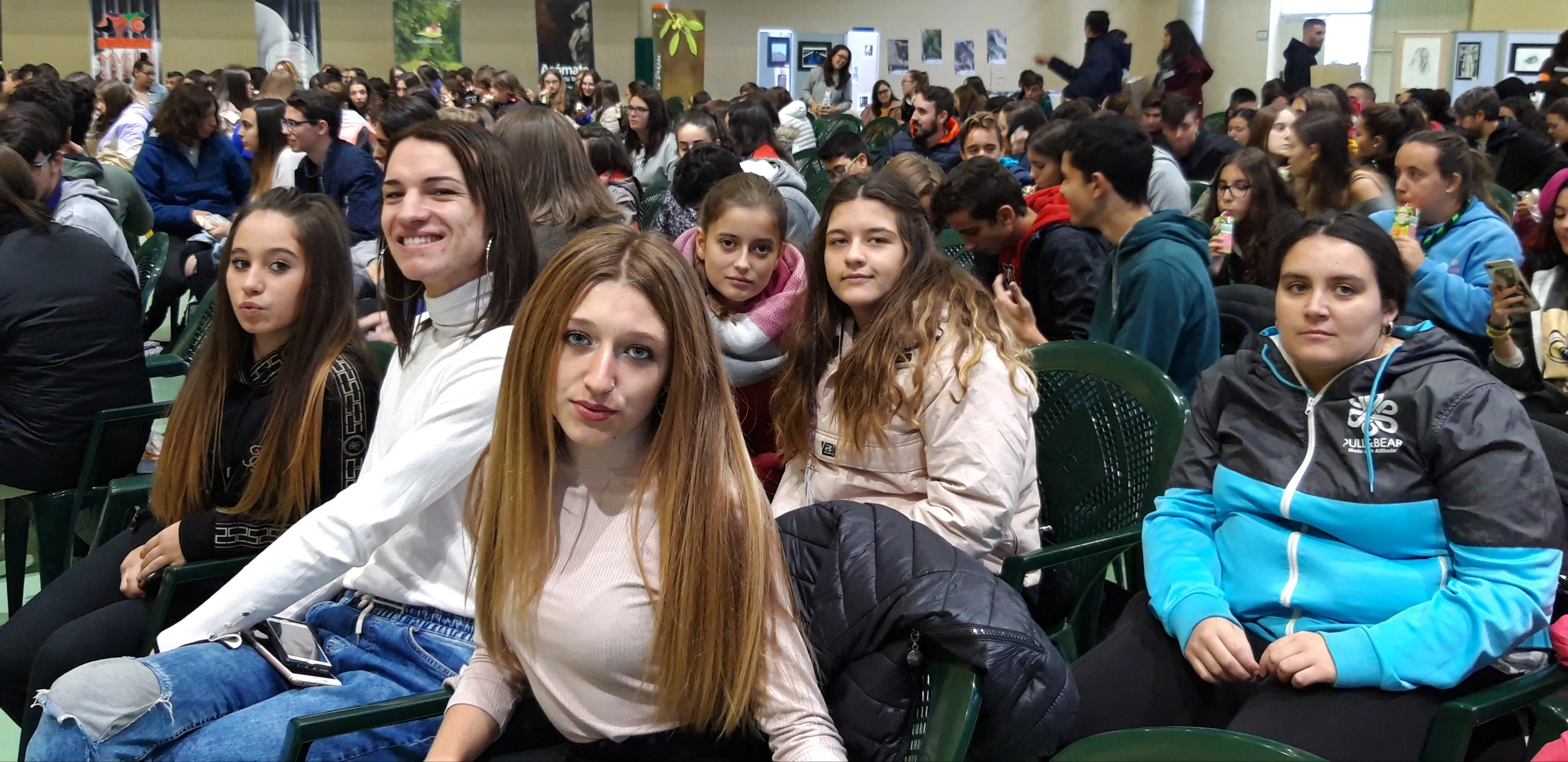 Un amplio número de jóvenes en el acto