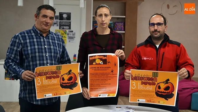 Pilar García, concejal de Juventud, presentaba el programa de Halloween junto al técnico Nandy Pérez y Álvaro Terrero de Karikatura
