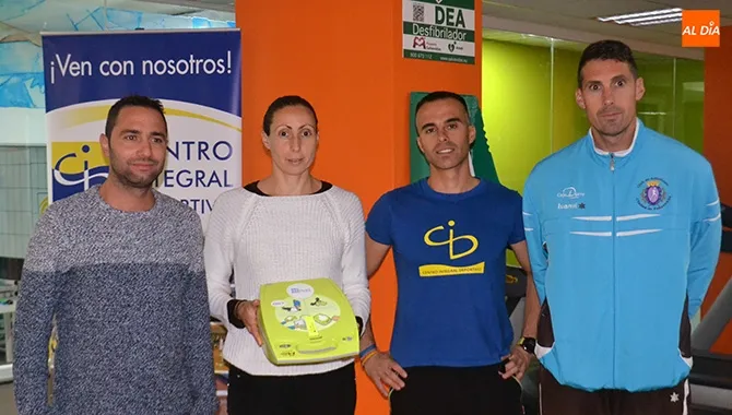 El desfibrilador conseguido a través del Salvavidas se presentaba hoy en en Centro Integral Deportivo