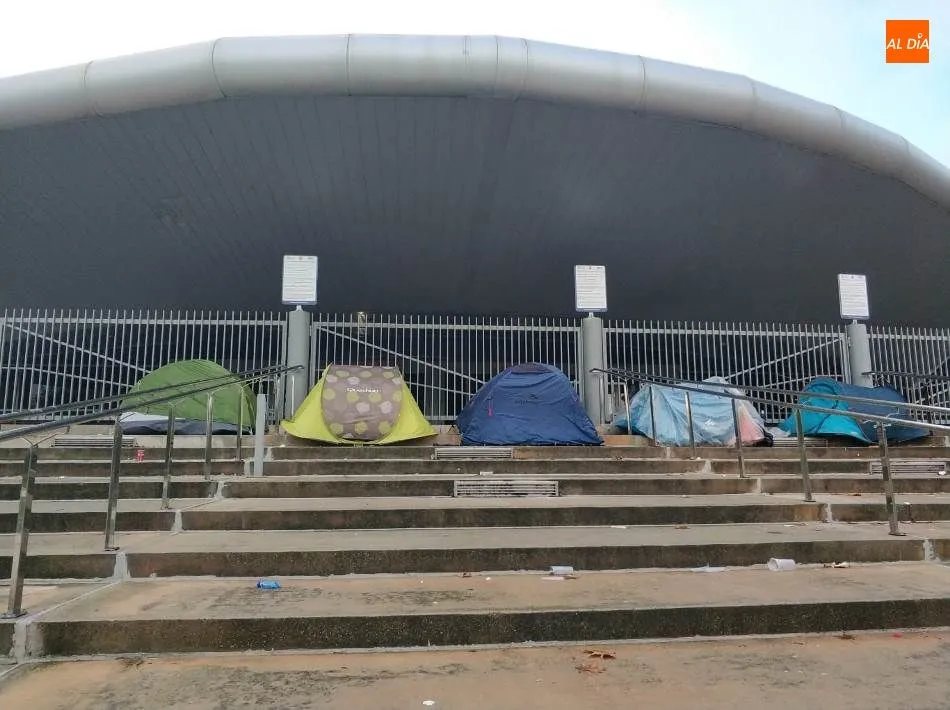 Los primeros fans de Melendi instalan cinco tiendas de campaña a la puerta del Multiusos