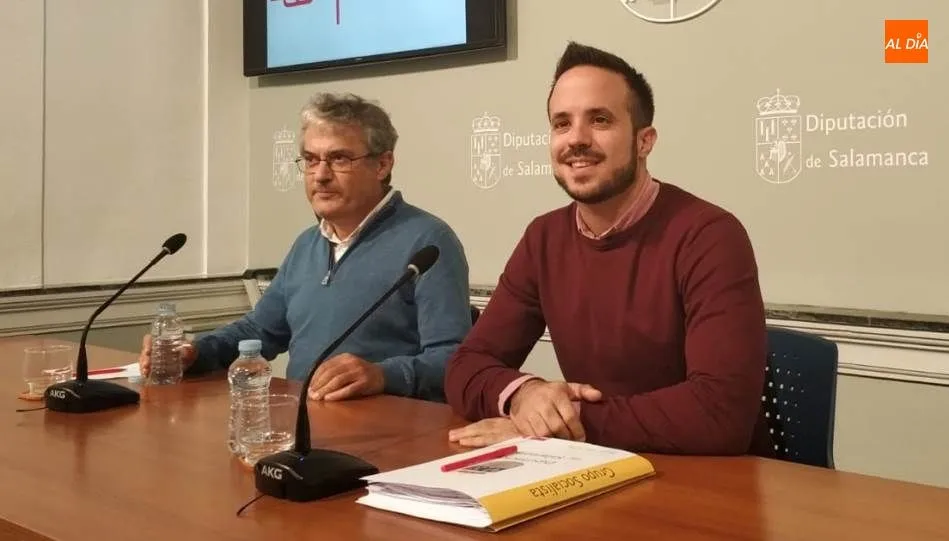 El portavoz del Grupo Socialista en la Diputación, Fernando Rubio, y el diputado provincial, Carlos Chanca, en esta rueda de prensa. Foto de Lydia González