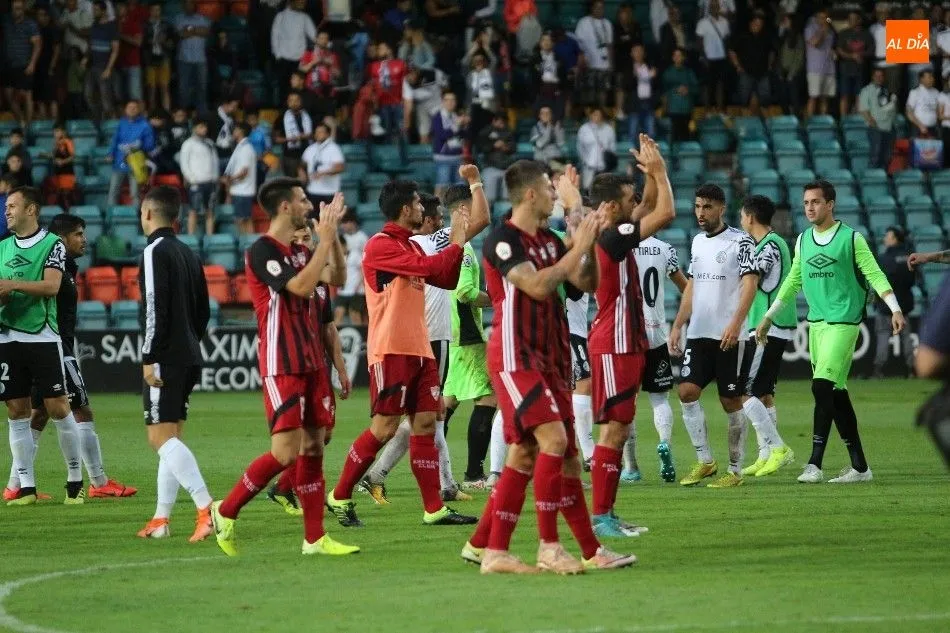 Los jugadores del Arenas, en el Helmántico