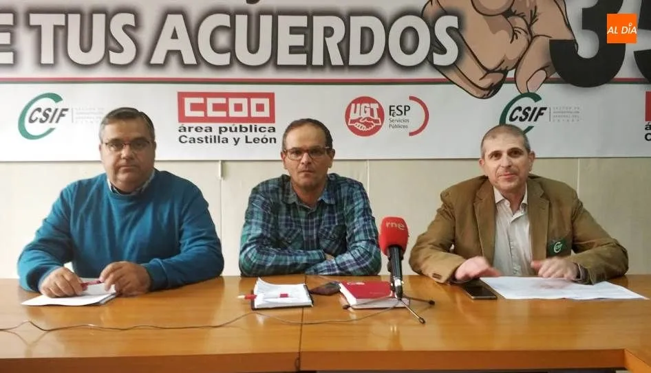Ignacio Pérez (CSIF), Fernando López (UGT) y Manuel Ángel González (CCOO) en la rueda de prensa para anunciar las movilizaciones. Foto de Lydia González