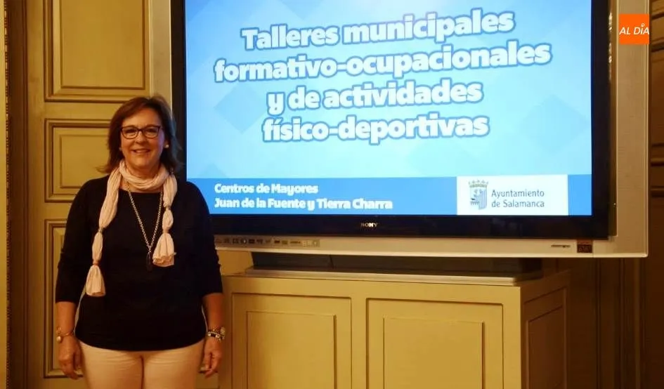 La concejala de Mayores, Isabel Macías, en la presentación del Programa Formativo Ocupacional y de Ejercicio Físico de los Centros Municipales de Mayores. Foto de Lydia González