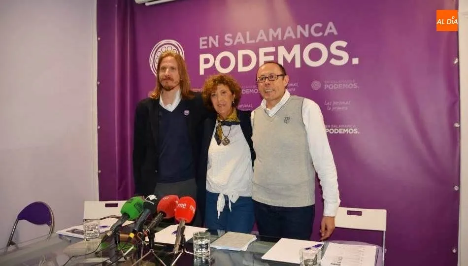 Pablo Fernández, secretario general de Podemos Castilla y León, Isabel Muñoz, candidata al Congreso de los Diputados, y Genaro Luis García, candidato al Senado. Foto de Lydia González