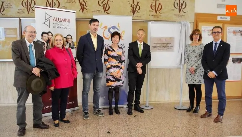 El rector, Ricardo Rivero, y el decano de la Facultad de Enfermería y Fisioterapia, Fausto José Barbero, junto a otros docentes del centro. Foto de Lydia González
