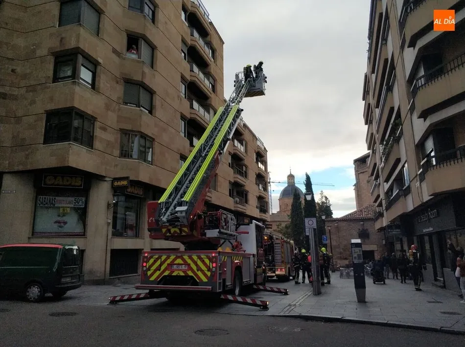 Los bomberos, en plena faena en la calle Bordadores / Lydia González