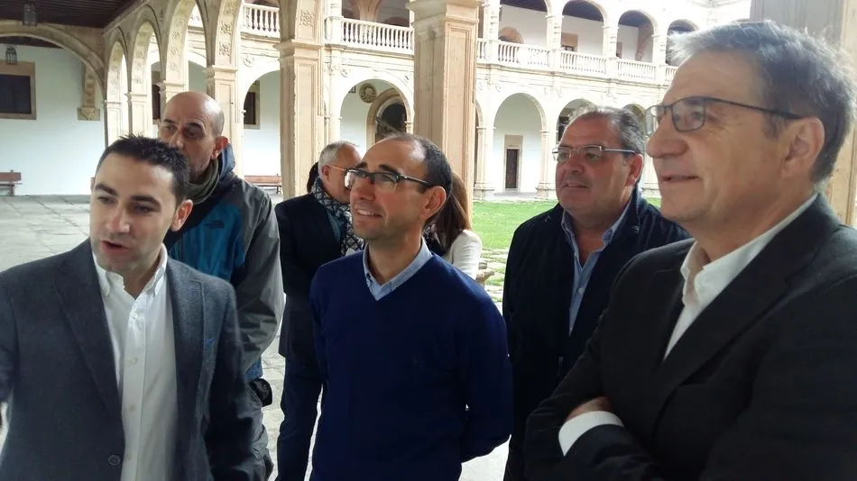 El director de Deportes del CSD, Mariano Soriano, junto a David Serrada, ha visitado la exposición sobre el deporte salmantino