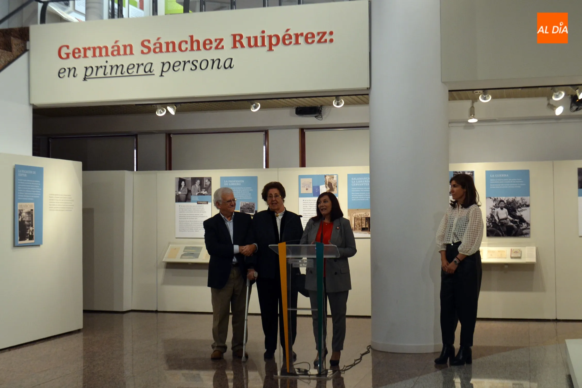 Ofelia Grande, viuda de Germán Sánchez Ruipérez, junto a su sobrina Ofelia Grande y Antonio Basanta, presentaban la exposición en el CDS