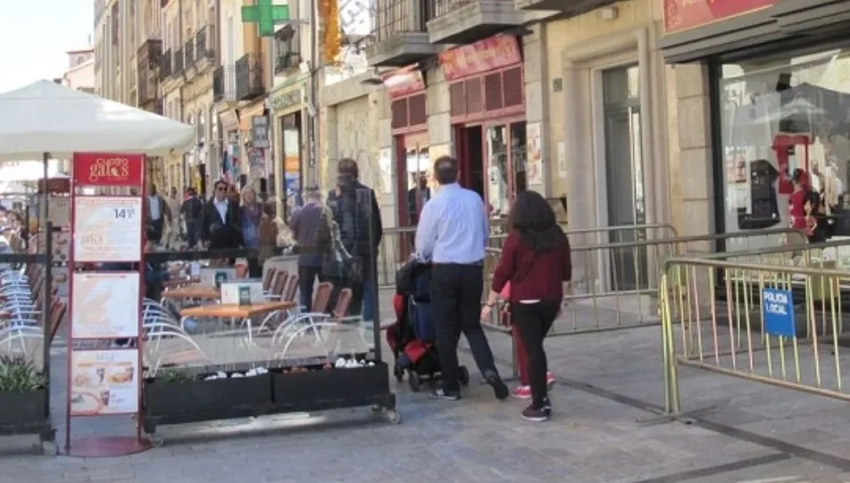 La proliferación de terrazas de hosteleros en la Rúa Mayor ha generado malestar en algunos colectivos