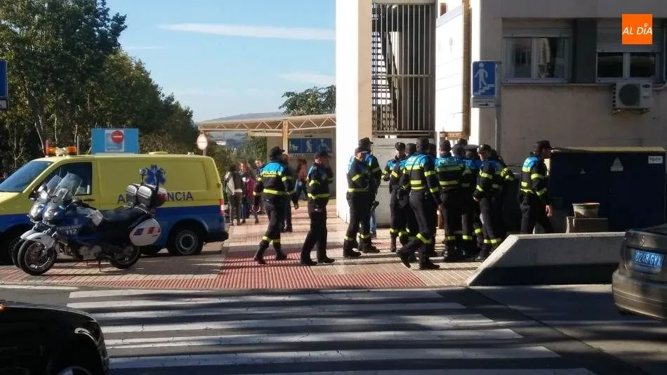 Agentes de la Policía Local que se preparaban para participar en el simulacro