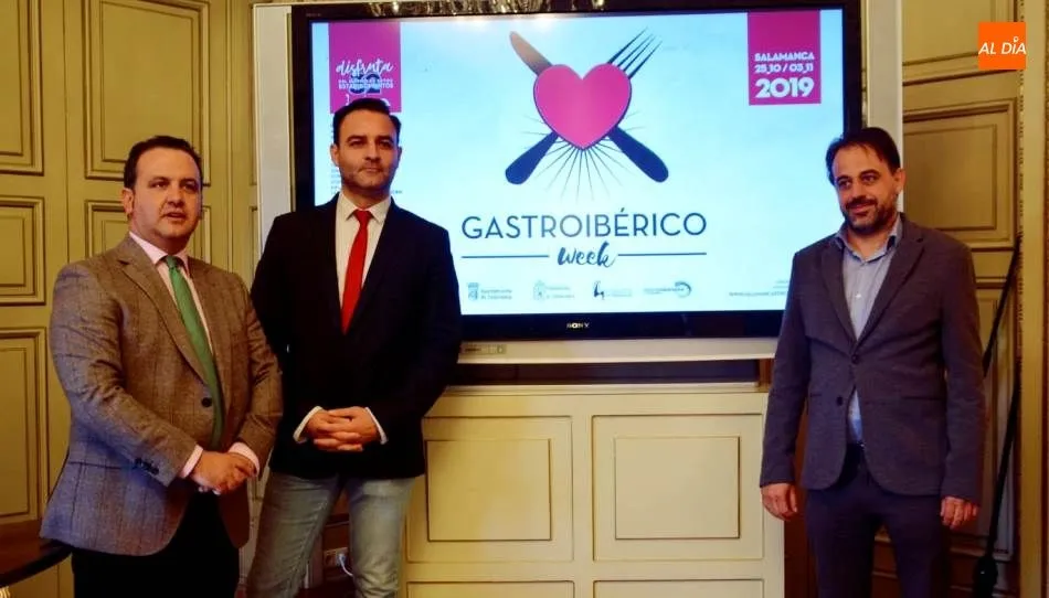 Presentación de esta iniciativa con el concejal de Turismo, Fernando Castaño, el diputado de Turismo y Patrimonio Artístico Documental en la Diputación de Salamanca, Javier García Hidalgo, y el presidente de la Asociación de Empresarios de Hostelería, Álv