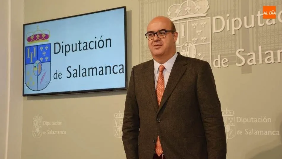 El portavoz del Grupo Popular en la Diputación, Carlos García, en la Sala de las Comarcas del Palacio de la Salina. Foto de Lydia González