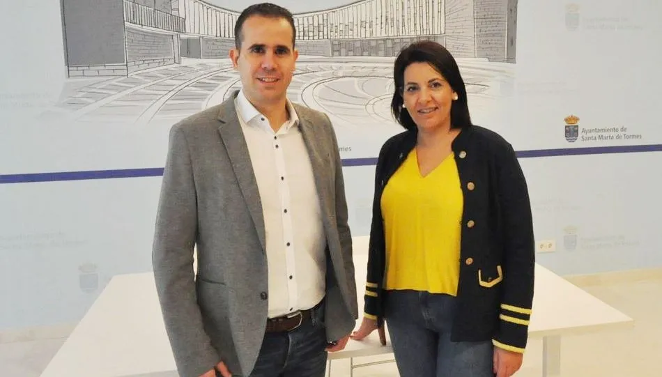 La concejal de Deportes de Santa Marta, Silvia González, junto al delegado provincial de la Federación de Baloncesto, Fernando Vázquez