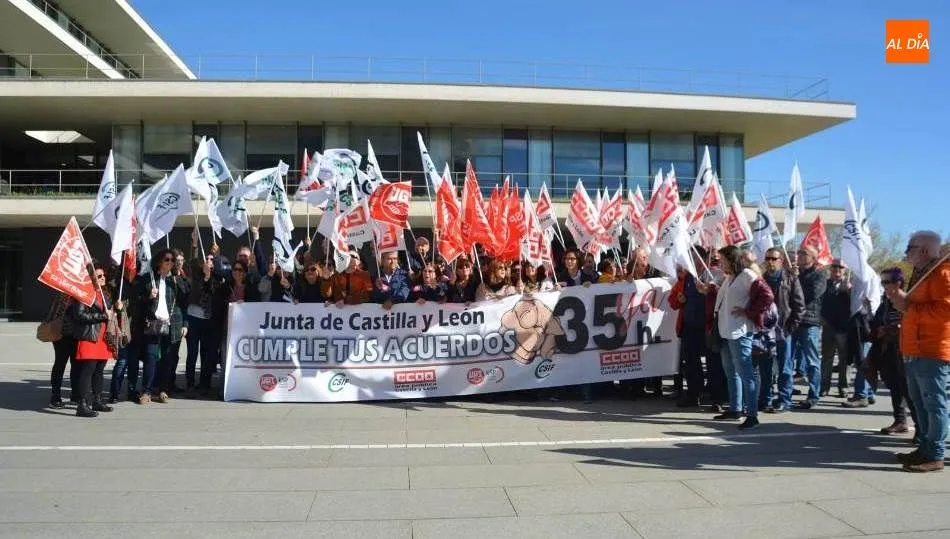 Concentración y protestas a la puerta de la Delegación de la Junta en Salamanca. Foto de Lydia González