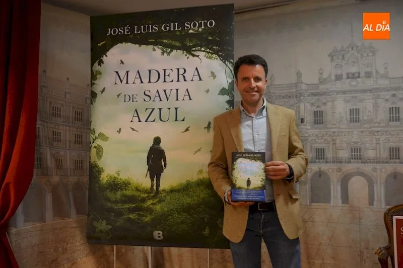 José Luis Gil Soto durante la presentación de su novela Madera de savia azul / Lydia González