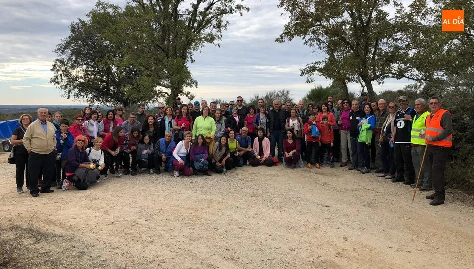 Los visitantes de Barruecopardo realizaron una pequeña marcha senderista