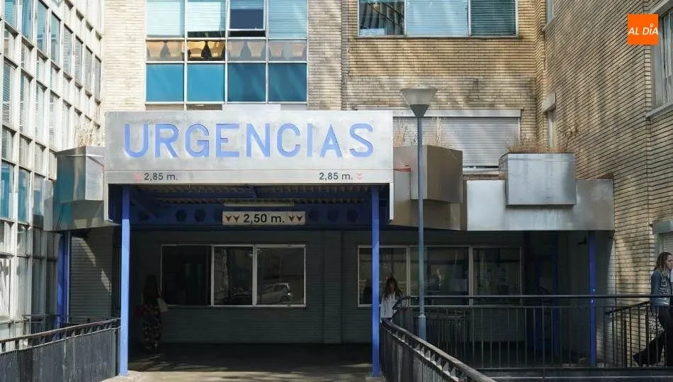 Acceso al Hospital Virgen de la Vega, donde fue evacuado el peatón